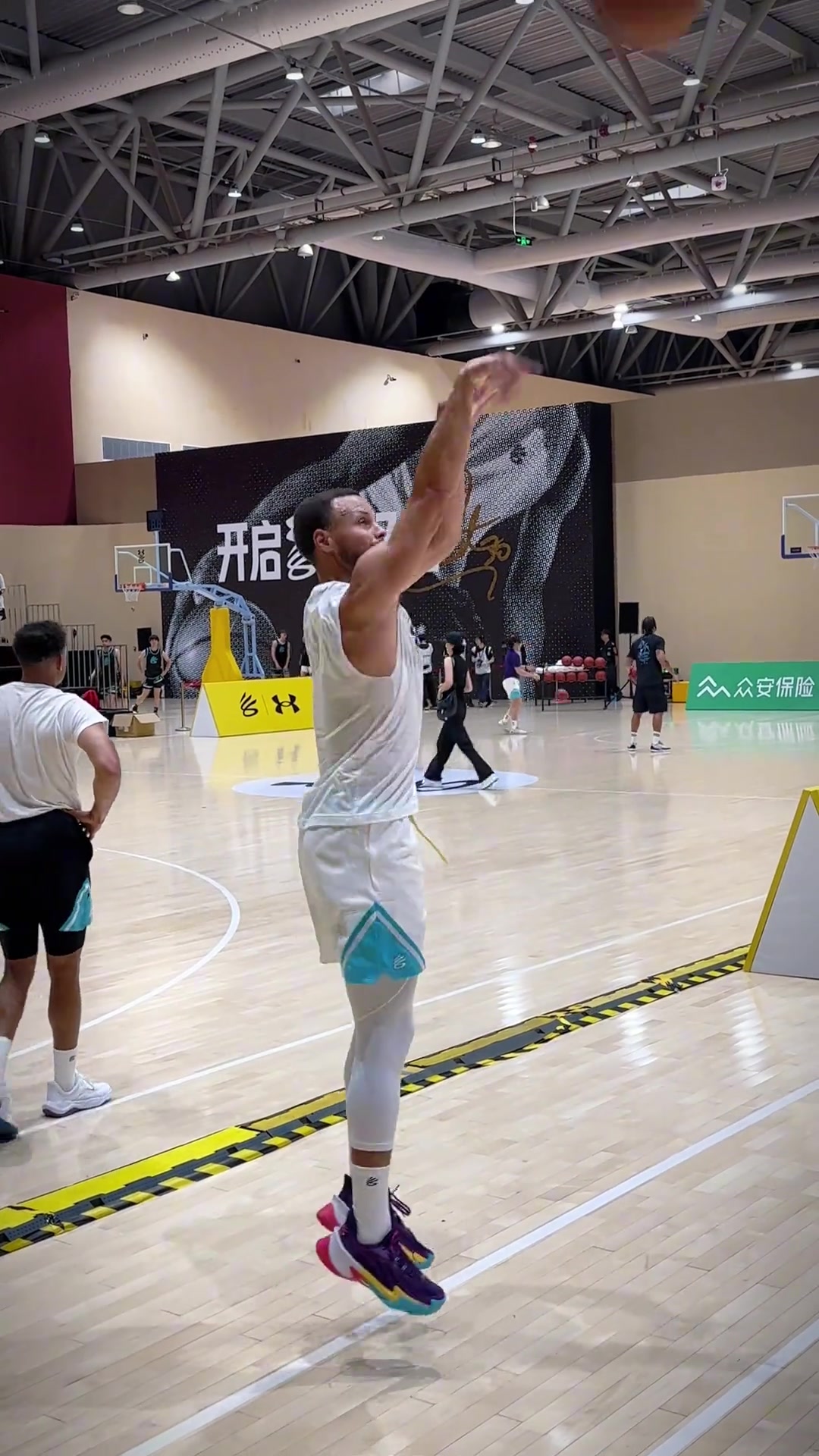 体育赛事-库里中国行展现神射风采 边线三分25投全中创纪录