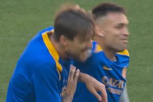 队长“八零”老将劳塔罗赛前与阿切尔比嬉戏打闹，氛围轻松